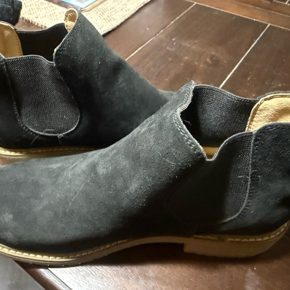 Woman’s Emu Black Suede Waterproof Ankle Booties New Never Worn